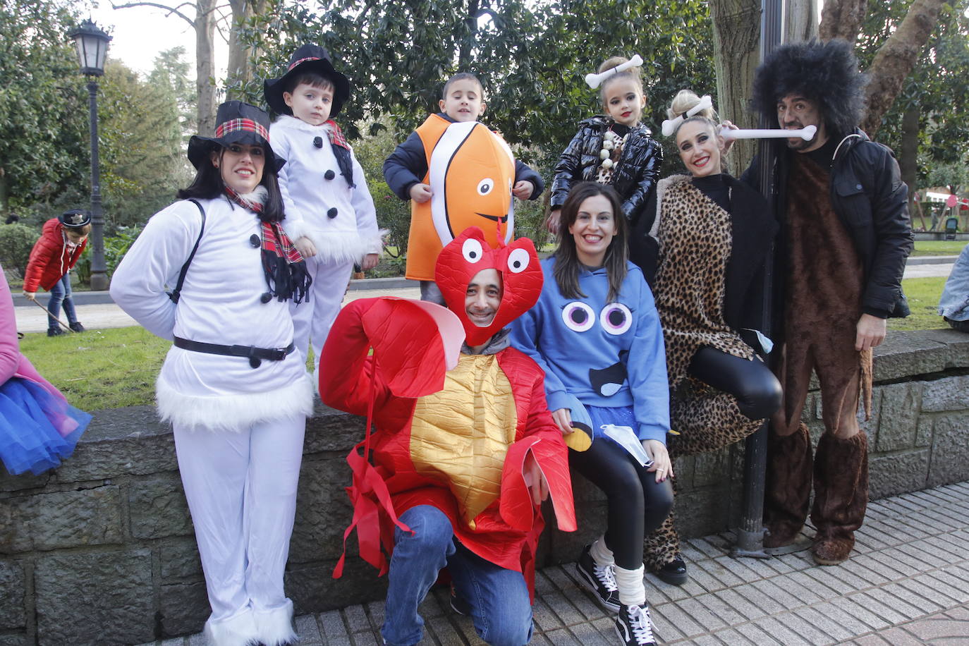 El Antroxu de Oviedo se ha vuelto a hacer de rogar pero, como todos los años, la espera ha merecido la pena. Las calles de la capital asturiana se han teñido de colores para recibir a superhéroes, villanos piratas, payasos, animales de todo tipo... un sinfín de originales disfraces que han hecho las delicias de pequeños y mayores que llevaban mucho tiempo esperando para celebrar un carnaval que la pandemia les arrebató 