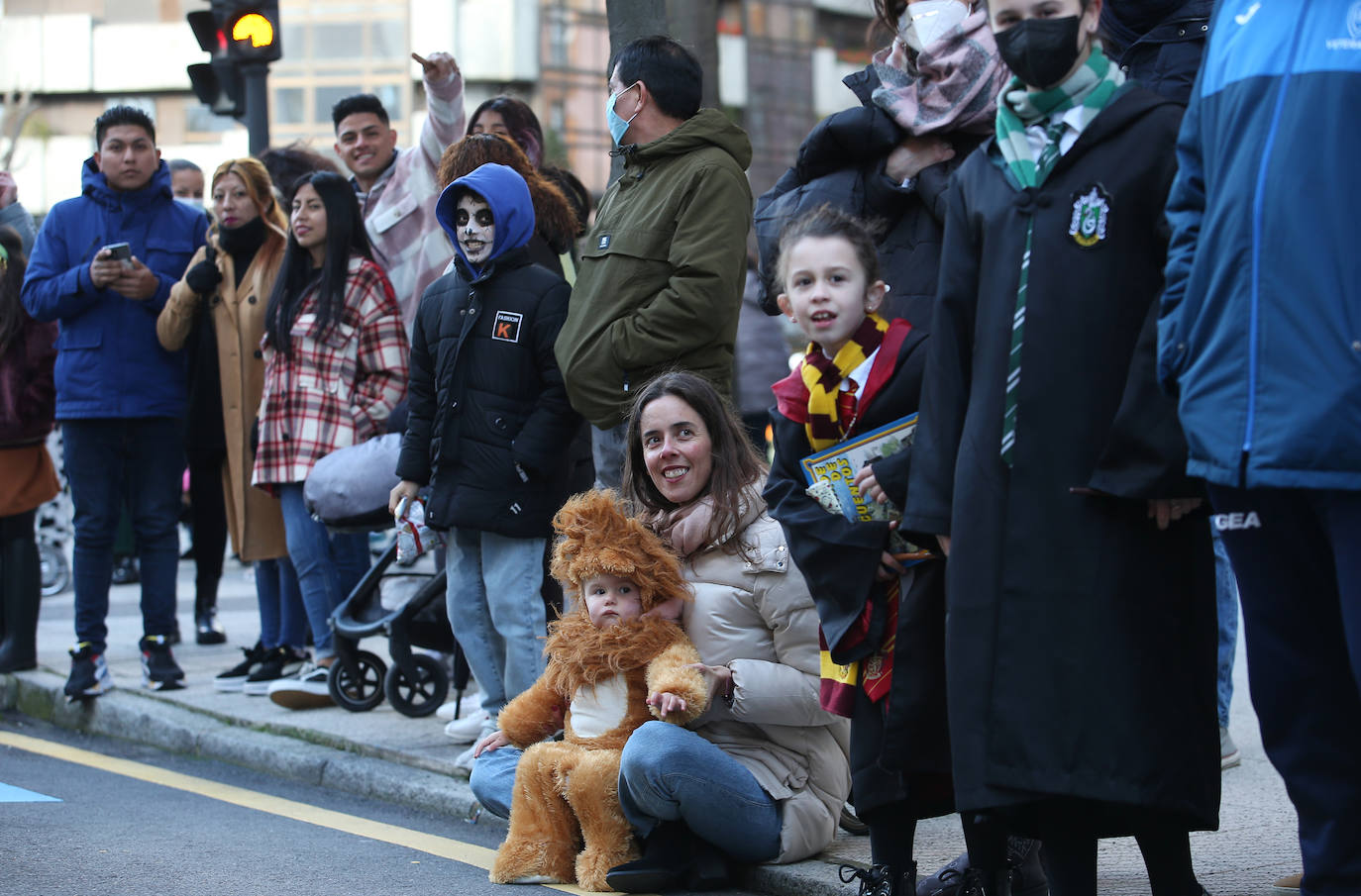 El Antroxu de Oviedo se ha vuelto a hacer de rogar pero, como todos los años, la espera ha merecido la pena. Las calles de la capital asturiana se han teñido de colores para recibir a superhéroes, villanos piratas, payasos, animales de todo tipo... un sinfín de originales disfraces que han hecho las delicias de pequeños y mayores que llevaban mucho tiempo esperando para celebrar un carnaval que la pandemia les arrebató 