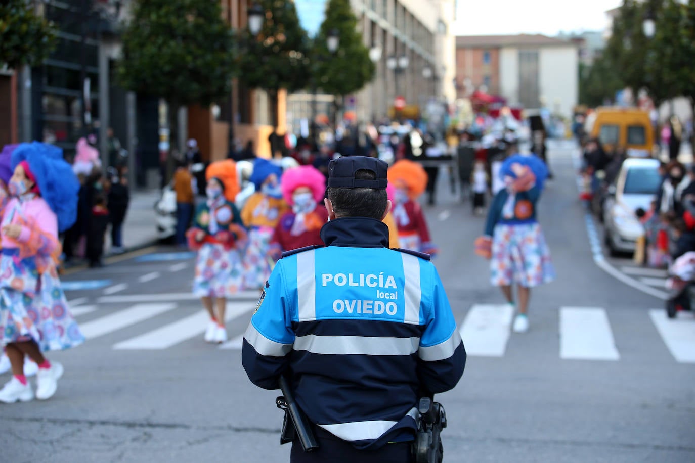 El Antroxu de Oviedo se ha vuelto a hacer de rogar pero, como todos los años, la espera ha merecido la pena. Las calles de la capital asturiana se han teñido de colores para recibir a superhéroes, villanos piratas, payasos, animales de todo tipo... un sinfín de originales disfraces que han hecho las delicias de pequeños y mayores que llevaban mucho tiempo esperando para celebrar un carnaval que la pandemia les arrebató 