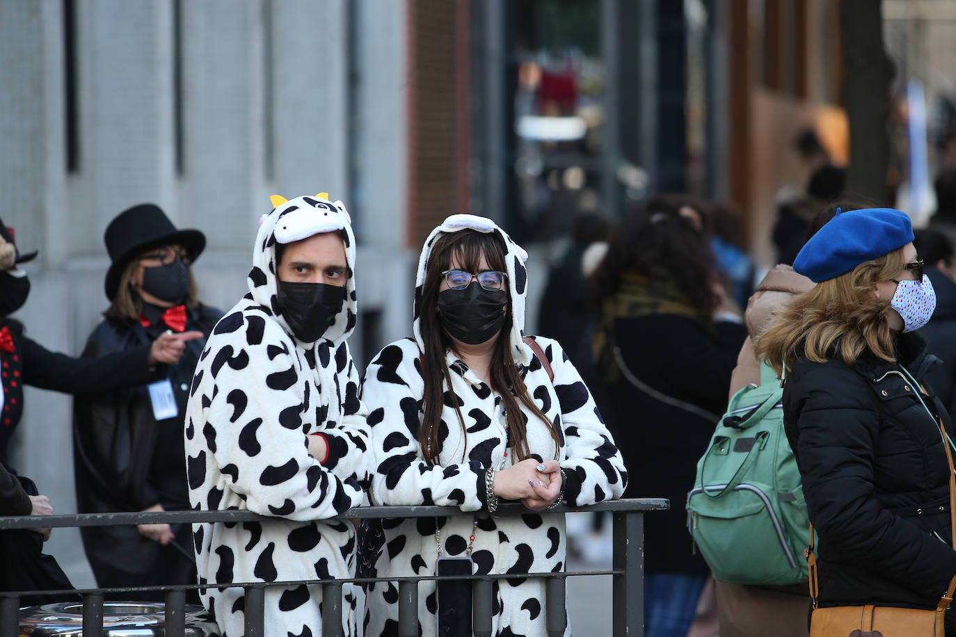 El Antroxu de Oviedo se ha vuelto a hacer de rogar pero, como todos los años, la espera ha merecido la pena. Las calles de la capital asturiana se han teñido de colores para recibir a superhéroes, villanos piratas, payasos, animales de todo tipo... un sinfín de originales disfraces que han hecho las delicias de pequeños y mayores que llevaban mucho tiempo esperando para celebrar un carnaval que la pandemia les arrebató 