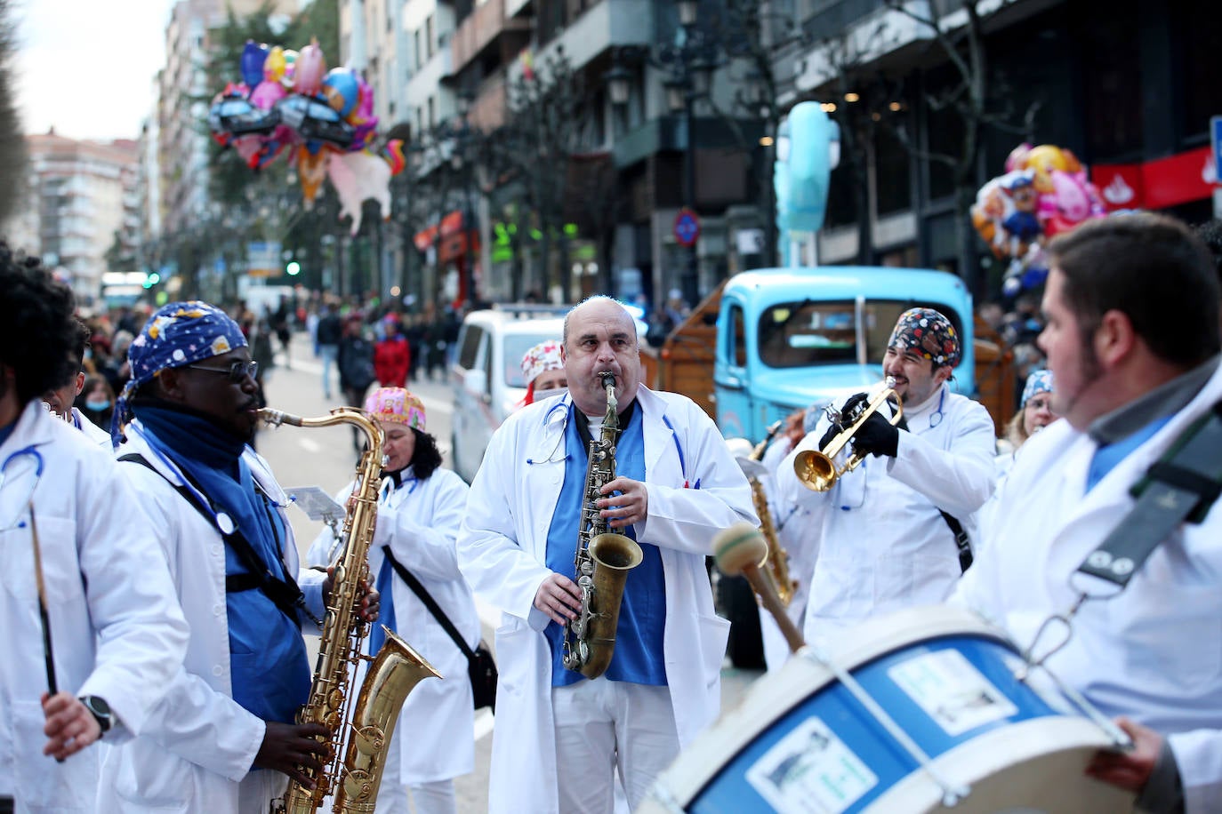 El Antroxu de Oviedo se ha vuelto a hacer de rogar pero, como todos los años, la espera ha merecido la pena. Las calles de la capital asturiana se han teñido de colores para recibir a superhéroes, villanos piratas, payasos, animales de todo tipo... un sinfín de originales disfraces que han hecho las delicias de pequeños y mayores que llevaban mucho tiempo esperando para celebrar un carnaval que la pandemia les arrebató 