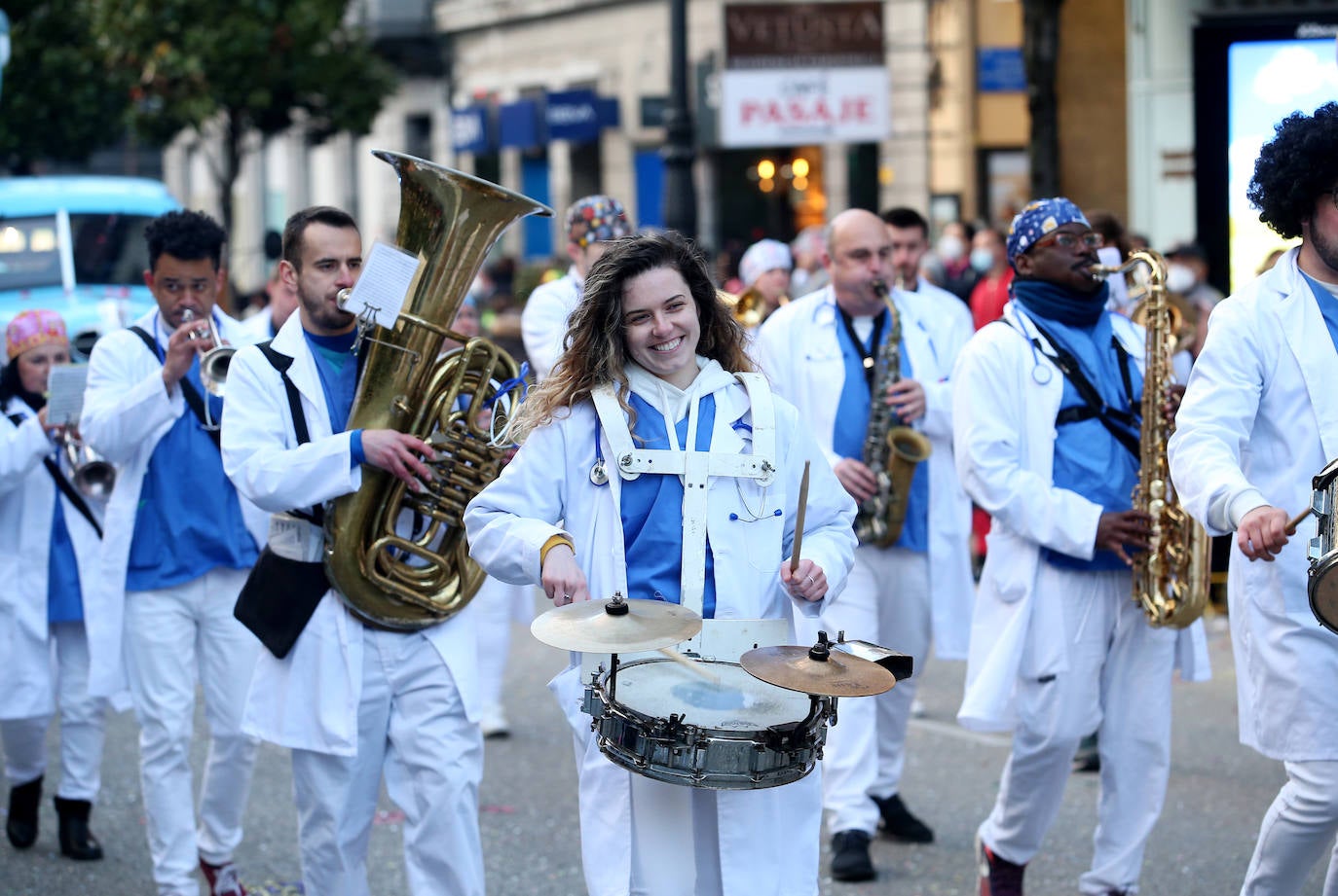 El Antroxu de Oviedo se ha vuelto a hacer de rogar pero, como todos los años, la espera ha merecido la pena. Las calles de la capital asturiana se han teñido de colores para recibir a superhéroes, villanos piratas, payasos, animales de todo tipo... un sinfín de originales disfraces que han hecho las delicias de pequeños y mayores que llevaban mucho tiempo esperando para celebrar un carnaval que la pandemia les arrebató 