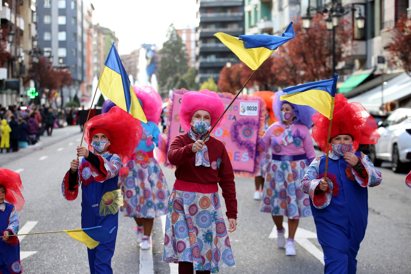 El Antroxu de Oviedo se ha vuelto a hacer de rogar pero, como todos los años, la espera ha merecido la pena. Las calles de la capital asturiana se han teñido de colores para recibir a superhéroes, villanos piratas, payasos, animales de todo tipo... un sinfín de originales disfraces que han hecho las delicias de pequeños y mayores que llevaban mucho tiempo esperando para celebrar un carnaval que la pandemia les arrebató 