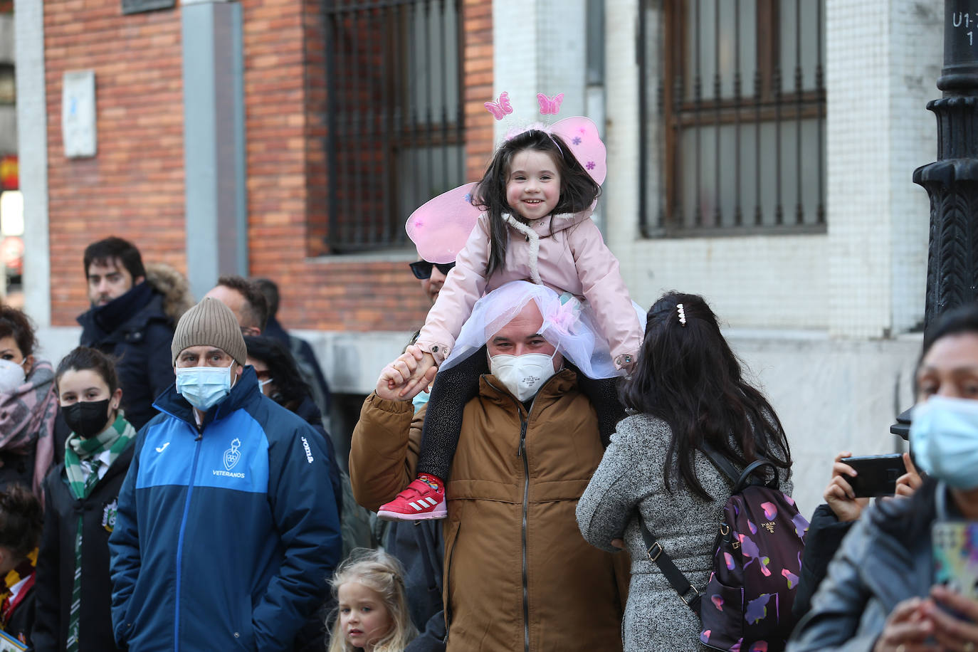 El Antroxu de Oviedo se ha vuelto a hacer de rogar pero, como todos los años, la espera ha merecido la pena. Las calles de la capital asturiana se han teñido de colores para recibir a superhéroes, villanos piratas, payasos, animales de todo tipo... un sinfín de originales disfraces que han hecho las delicias de pequeños y mayores que llevaban mucho tiempo esperando para celebrar un carnaval que la pandemia les arrebató 