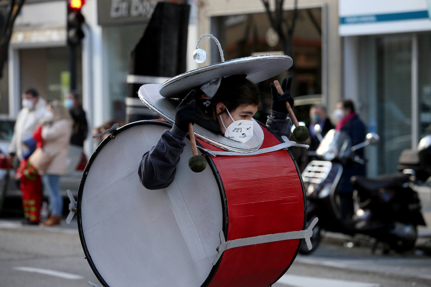 El Antroxu de Oviedo se ha vuelto a hacer de rogar pero, como todos los años, la espera ha merecido la pena. Las calles de la capital asturiana se han teñido de colores para recibir a superhéroes, villanos piratas, payasos, animales de todo tipo... un sinfín de originales disfraces que han hecho las delicias de pequeños y mayores que llevaban mucho tiempo esperando para celebrar un carnaval que la pandemia les arrebató 