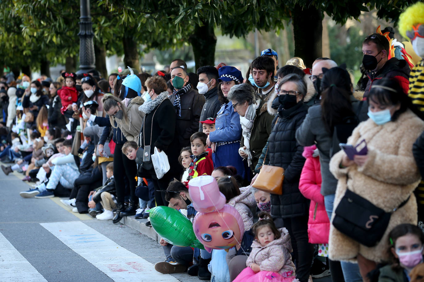 El Antroxu de Oviedo se ha vuelto a hacer de rogar pero, como todos los años, la espera ha merecido la pena. Las calles de la capital asturiana se han teñido de colores para recibir a superhéroes, villanos piratas, payasos, animales de todo tipo... un sinfín de originales disfraces que han hecho las delicias de pequeños y mayores que llevaban mucho tiempo esperando para celebrar un carnaval que la pandemia les arrebató 