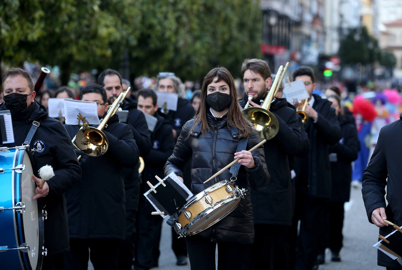 El Antroxu de Oviedo se ha vuelto a hacer de rogar pero, como todos los años, la espera ha merecido la pena. Las calles de la capital asturiana se han teñido de colores para recibir a superhéroes, villanos piratas, payasos, animales de todo tipo... un sinfín de originales disfraces que han hecho las delicias de pequeños y mayores que llevaban mucho tiempo esperando para celebrar un carnaval que la pandemia les arrebató 