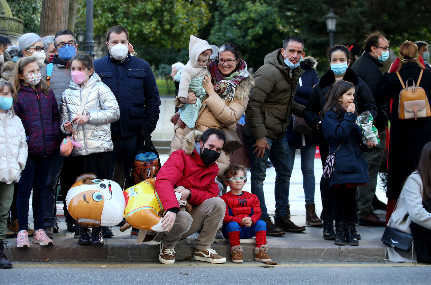 El Antroxu de Oviedo se ha vuelto a hacer de rogar pero, como todos los años, la espera ha merecido la pena. Las calles de la capital asturiana se han teñido de colores para recibir a superhéroes, villanos piratas, payasos, animales de todo tipo... un sinfín de originales disfraces que han hecho las delicias de pequeños y mayores que llevaban mucho tiempo esperando para celebrar un carnaval que la pandemia les arrebató 