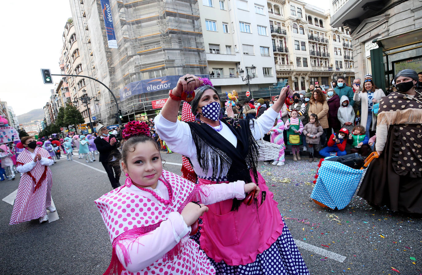 El Antroxu de Oviedo se ha vuelto a hacer de rogar pero, como todos los años, la espera ha merecido la pena. Las calles de la capital asturiana se han teñido de colores para recibir a superhéroes, villanos piratas, payasos, animales de todo tipo... un sinfín de originales disfraces que han hecho las delicias de pequeños y mayores que llevaban mucho tiempo esperando para celebrar un carnaval que la pandemia les arrebató 