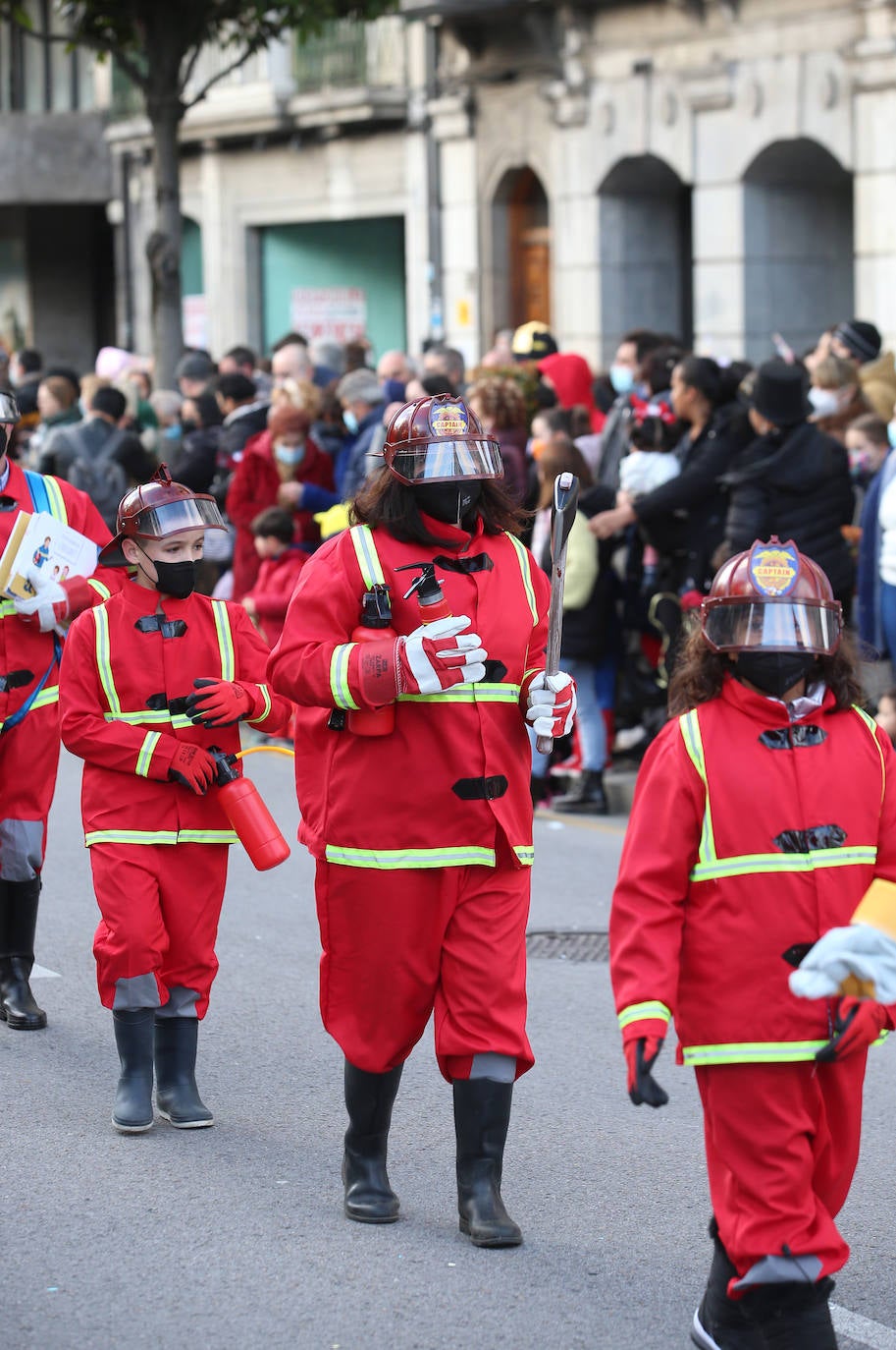 El Antroxu de Oviedo se ha vuelto a hacer de rogar pero, como todos los años, la espera ha merecido la pena. Las calles de la capital asturiana se han teñido de colores para recibir a superhéroes, villanos piratas, payasos, animales de todo tipo... un sinfín de originales disfraces que han hecho las delicias de pequeños y mayores que llevaban mucho tiempo esperando para celebrar un carnaval que la pandemia les arrebató 