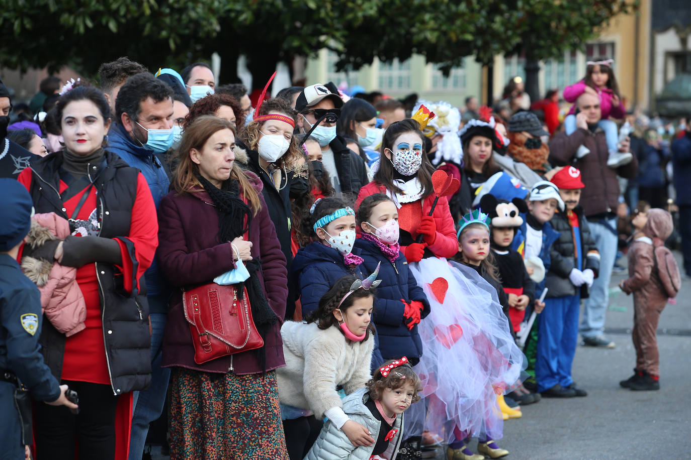 El Antroxu de Oviedo se ha vuelto a hacer de rogar pero, como todos los años, la espera ha merecido la pena. Las calles de la capital asturiana se han teñido de colores para recibir a superhéroes, villanos piratas, payasos, animales de todo tipo... un sinfín de originales disfraces que han hecho las delicias de pequeños y mayores que llevaban mucho tiempo esperando para celebrar un carnaval que la pandemia les arrebató 