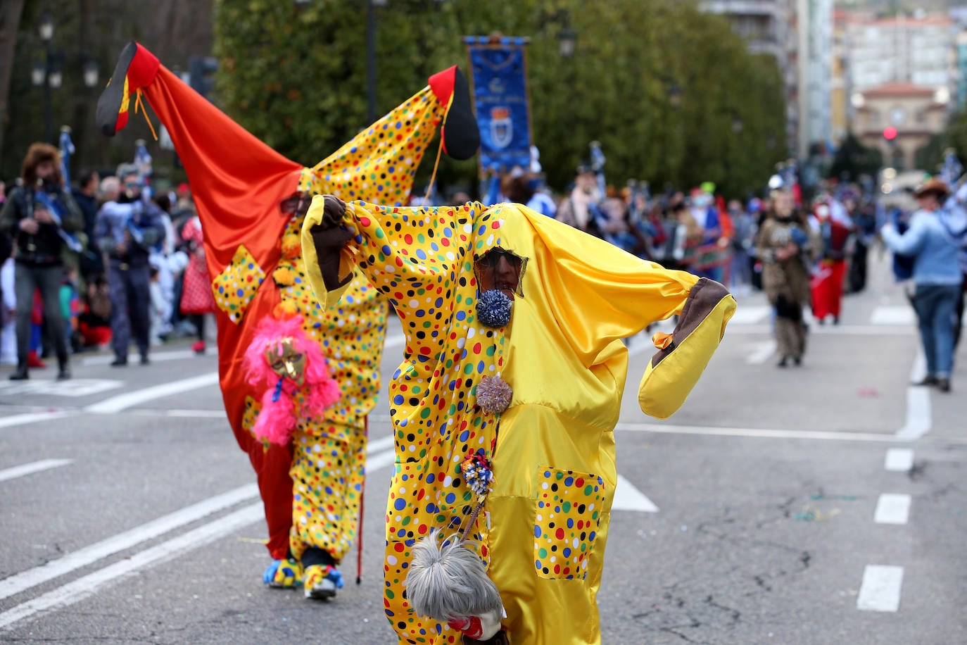 El Antroxu de Oviedo se ha vuelto a hacer de rogar pero, como todos los años, la espera ha merecido la pena. Las calles de la capital asturiana se han teñido de colores para recibir a superhéroes, villanos piratas, payasos, animales de todo tipo... un sinfín de originales disfraces que han hecho las delicias de pequeños y mayores que llevaban mucho tiempo esperando para celebrar un carnaval que la pandemia les arrebató 