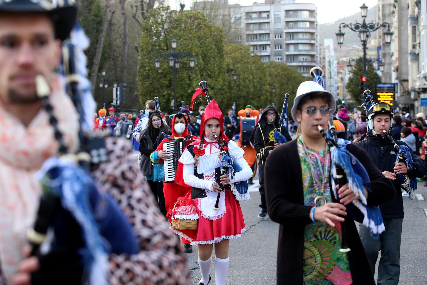 El Antroxu de Oviedo se ha vuelto a hacer de rogar pero, como todos los años, la espera ha merecido la pena. Las calles de la capital asturiana se han teñido de colores para recibir a superhéroes, villanos piratas, payasos, animales de todo tipo... un sinfín de originales disfraces que han hecho las delicias de pequeños y mayores que llevaban mucho tiempo esperando para celebrar un carnaval que la pandemia les arrebató 