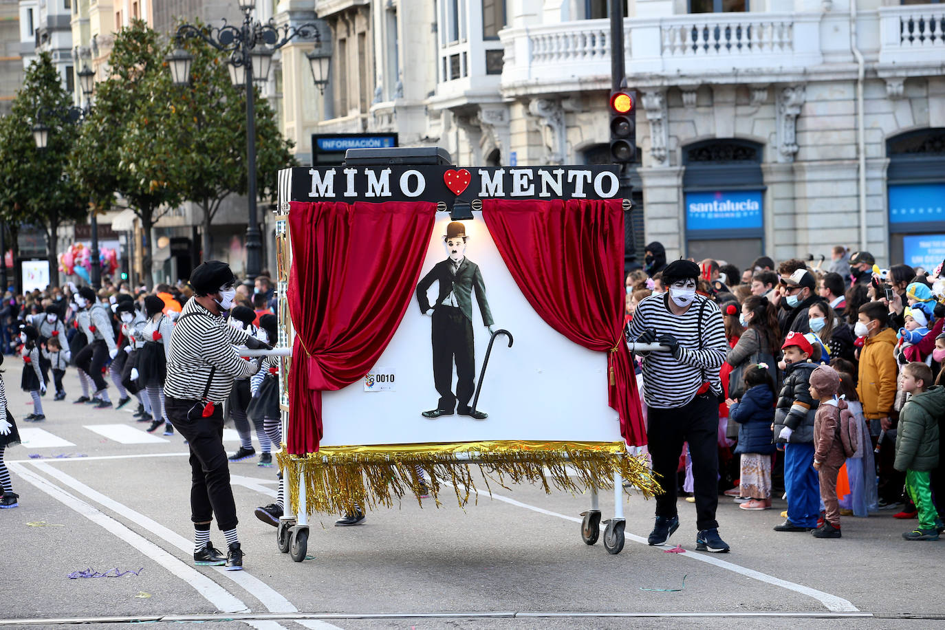 El Antroxu de Oviedo se ha vuelto a hacer de rogar pero, como todos los años, la espera ha merecido la pena. Las calles de la capital asturiana se han teñido de colores para recibir a superhéroes, villanos piratas, payasos, animales de todo tipo... un sinfín de originales disfraces que han hecho las delicias de pequeños y mayores que llevaban mucho tiempo esperando para celebrar un carnaval que la pandemia les arrebató 