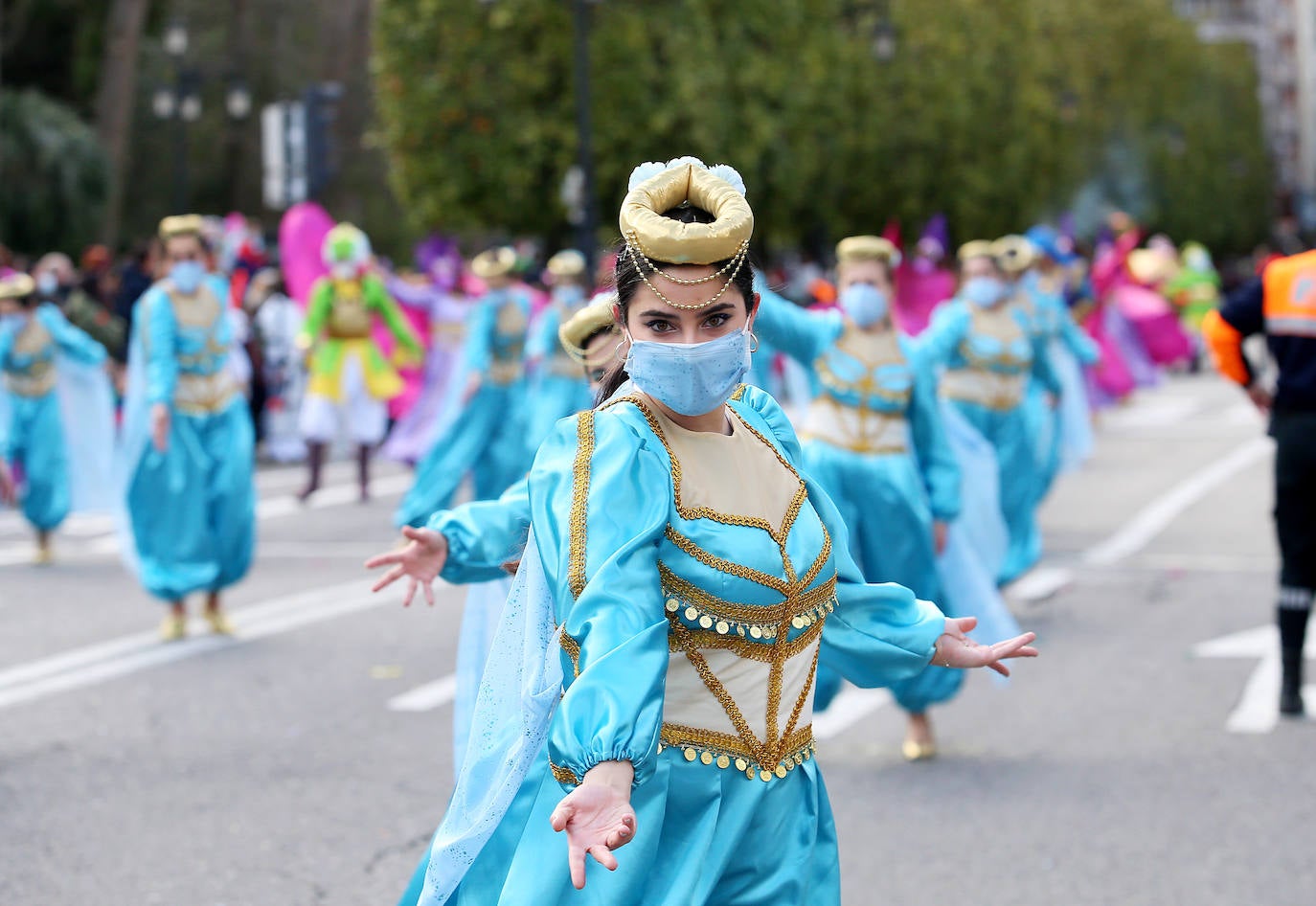 El Antroxu de Oviedo se ha vuelto a hacer de rogar pero, como todos los años, la espera ha merecido la pena. Las calles de la capital asturiana se han teñido de colores para recibir a superhéroes, villanos piratas, payasos, animales de todo tipo... un sinfín de originales disfraces que han hecho las delicias de pequeños y mayores que llevaban mucho tiempo esperando para celebrar un carnaval que la pandemia les arrebató 