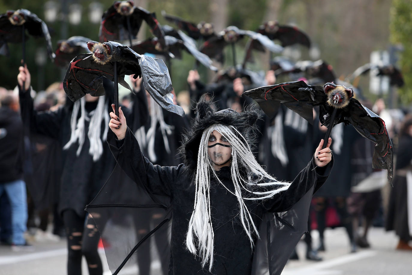 El Antroxu de Oviedo se ha vuelto a hacer de rogar pero, como todos los años, la espera ha merecido la pena. Las calles de la capital asturiana se han teñido de colores para recibir a superhéroes, villanos piratas, payasos, animales de todo tipo... un sinfín de originales disfraces que han hecho las delicias de pequeños y mayores que llevaban mucho tiempo esperando para celebrar un carnaval que la pandemia les arrebató 