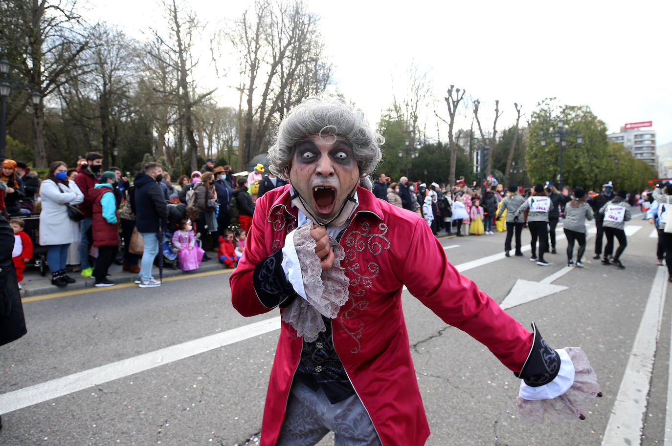 El Antroxu de Oviedo se ha vuelto a hacer de rogar pero, como todos los años, la espera ha merecido la pena. Las calles de la capital asturiana se han teñido de colores para recibir a superhéroes, villanos piratas, payasos, animales de todo tipo... un sinfín de originales disfraces que han hecho las delicias de pequeños y mayores que llevaban mucho tiempo esperando para celebrar un carnaval que la pandemia les arrebató 