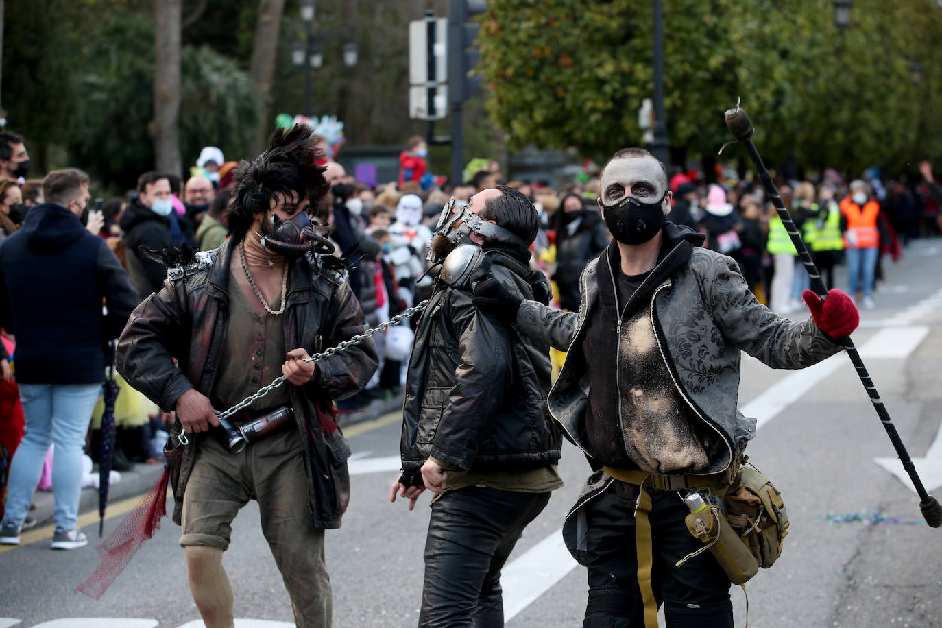 El Antroxu de Oviedo se ha vuelto a hacer de rogar pero, como todos los años, la espera ha merecido la pena. Las calles de la capital asturiana se han teñido de colores para recibir a superhéroes, villanos piratas, payasos, animales de todo tipo... un sinfín de originales disfraces que han hecho las delicias de pequeños y mayores que llevaban mucho tiempo esperando para celebrar un carnaval que la pandemia les arrebató 