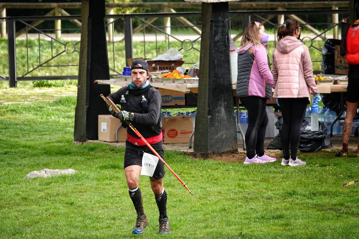 La octava edición del trail Kangas Mountain se ha celebrado este sábado con unas cifras de récord. La primera, la de los participantes. La competición ha contado por primera vez con 1.500 corredores. Pero no es el único hito que se ha superado. Juan José Somohano, ganador de la distancia Original (33 kilómetros), ha parado el crono en 2h46'15''. Somohano repite así en el cajón más alto del podio -ya ganó en la edición de 2020-, acompañado por Wather Becerra (2h45'35'') y Borja Fernández (2h56'09''). El podio femenino de la distancia original lo lideró Belén Pérez Riveiro, con un tiempo de 3h48'46'', seguida de Gabriela Sánchez Cabezas (4h03'2'') y Ana Belén Nogueiro, (4h08'27'')