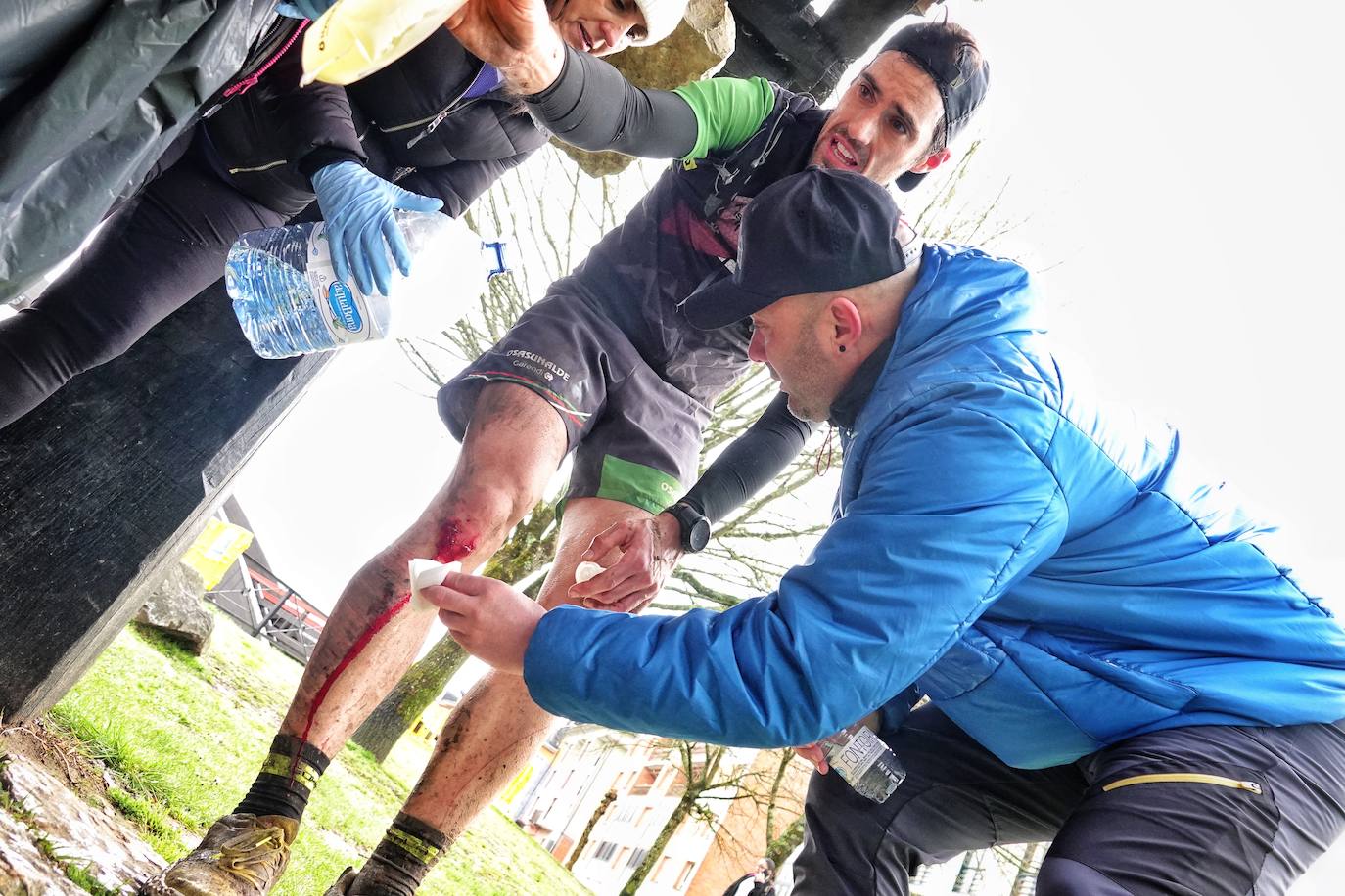 La octava edición del trail Kangas Mountain se ha celebrado este sábado con unas cifras de récord. La primera, la de los participantes. La competición ha contado por primera vez con 1.500 corredores. Pero no es el único hito que se ha superado. Juan José Somohano, ganador de la distancia Original (33 kilómetros), ha parado el crono en 2h46'15''. Somohano repite así en el cajón más alto del podio -ya ganó en la edición de 2020-, acompañado por Wather Becerra (2h45'35'') y Borja Fernández (2h56'09''). El podio femenino de la distancia original lo lideró Belén Pérez Riveiro, con un tiempo de 3h48'46'', seguida de Gabriela Sánchez Cabezas (4h03'2'') y Ana Belén Nogueiro, (4h08'27'')