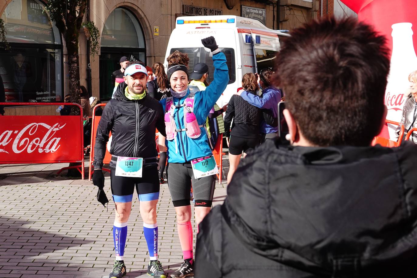 La octava edición del trail Kangas Mountain se ha celebrado este sábado con unas cifras de récord. La primera, la de los participantes. La competición ha contado por primera vez con 1.500 corredores. Pero no es el único hito que se ha superado. Juan José Somohano, ganador de la distancia Original (33 kilómetros), ha parado el crono en 2h46'15''. Somohano repite así en el cajón más alto del podio -ya ganó en la edición de 2020-, acompañado por Wather Becerra (2h45'35'') y Borja Fernández (2h56'09''). El podio femenino de la distancia original lo lideró Belén Pérez Riveiro, con un tiempo de 3h48'46'', seguida de Gabriela Sánchez Cabezas (4h03'2'') y Ana Belén Nogueiro, (4h08'27'')