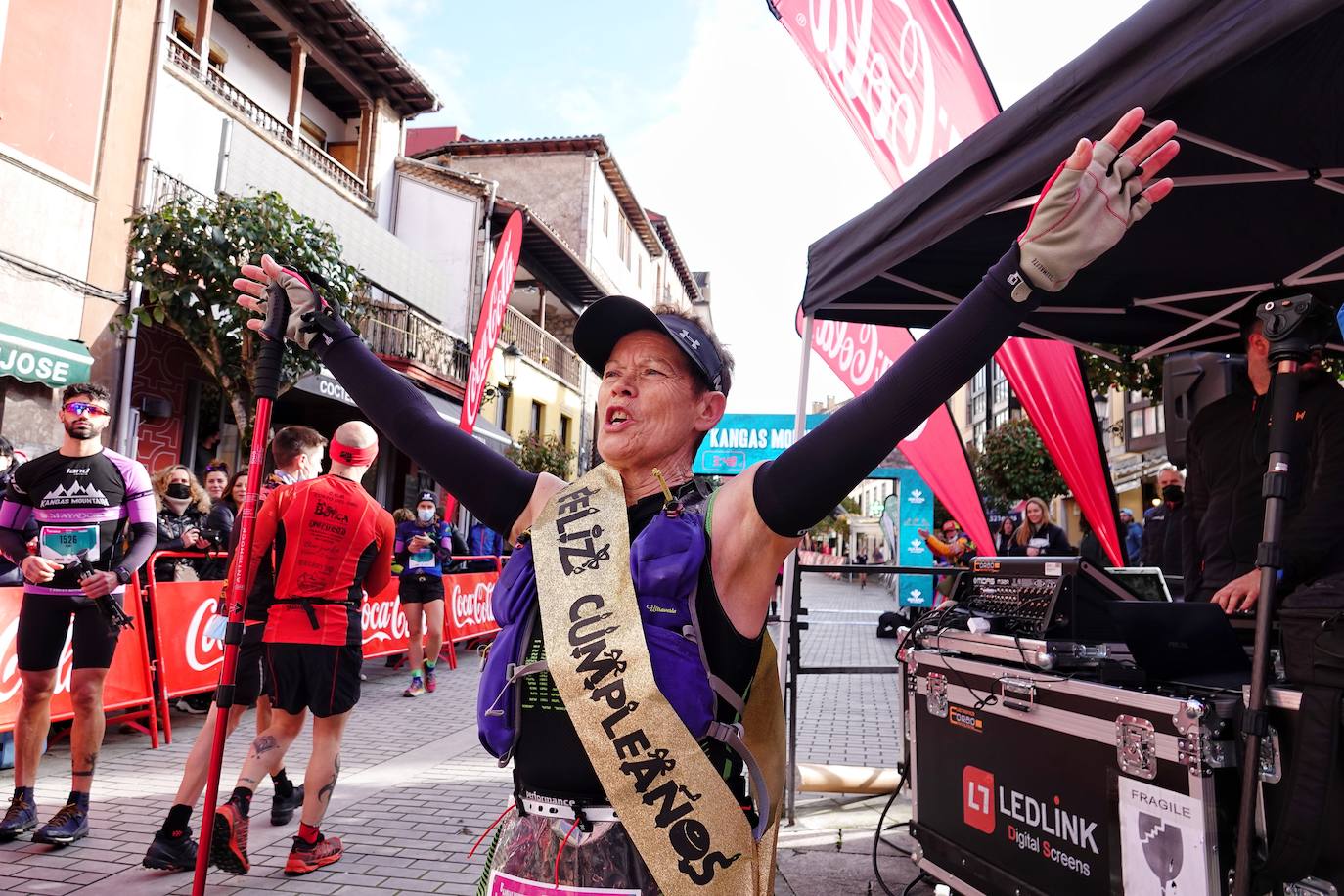 La octava edición del trail Kangas Mountain se ha celebrado este sábado con unas cifras de récord. La primera, la de los participantes. La competición ha contado por primera vez con 1.500 corredores. Pero no es el único hito que se ha superado. Juan José Somohano, ganador de la distancia Original (33 kilómetros), ha parado el crono en 2h46'15''. Somohano repite así en el cajón más alto del podio -ya ganó en la edición de 2020-, acompañado por Wather Becerra (2h45'35'') y Borja Fernández (2h56'09''). El podio femenino de la distancia original lo lideró Belén Pérez Riveiro, con un tiempo de 3h48'46'', seguida de Gabriela Sánchez Cabezas (4h03'2'') y Ana Belén Nogueiro, (4h08'27'')
