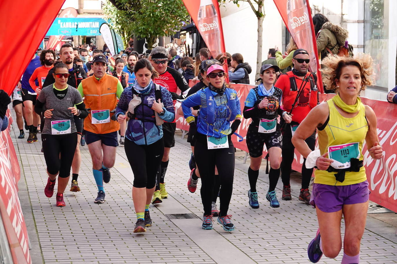 La octava edición del trail Kangas Mountain se ha celebrado este sábado con unas cifras de récord. La primera, la de los participantes. La competición ha contado por primera vez con 1.500 corredores. Pero no es el único hito que se ha superado. Juan José Somohano, ganador de la distancia Original (33 kilómetros), ha parado el crono en 2h46'15''. Somohano repite así en el cajón más alto del podio -ya ganó en la edición de 2020-, acompañado por Wather Becerra (2h45'35'') y Borja Fernández (2h56'09''). El podio femenino de la distancia original lo lideró Belén Pérez Riveiro, con un tiempo de 3h48'46'', seguida de Gabriela Sánchez Cabezas (4h03'2'') y Ana Belén Nogueiro, (4h08'27'')
