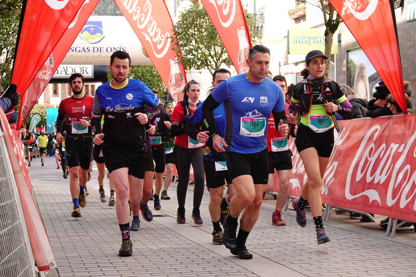 La octava edición del trail Kangas Mountain se ha celebrado este sábado con unas cifras de récord. La primera, la de los participantes. La competición ha contado por primera vez con 1.500 corredores. Pero no es el único hito que se ha superado. Juan José Somohano, ganador de la distancia Original (33 kilómetros), ha parado el crono en 2h46'15''. Somohano repite así en el cajón más alto del podio -ya ganó en la edición de 2020-, acompañado por Wather Becerra (2h45'35'') y Borja Fernández (2h56'09''). El podio femenino de la distancia original lo lideró Belén Pérez Riveiro, con un tiempo de 3h48'46'', seguida de Gabriela Sánchez Cabezas (4h03'2'') y Ana Belén Nogueiro, (4h08'27'')