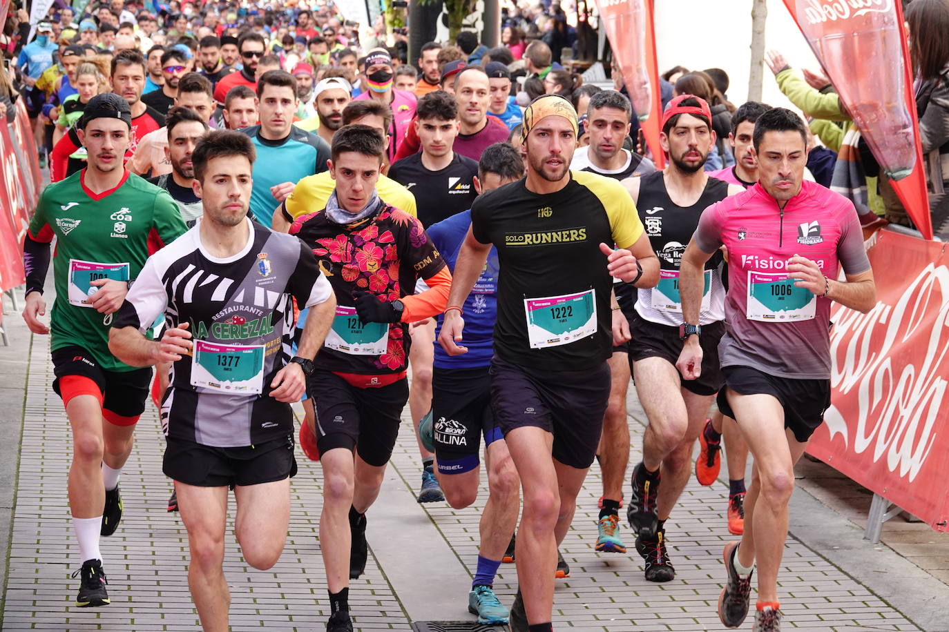 La octava edición del trail Kangas Mountain se ha celebrado este sábado con unas cifras de récord. La primera, la de los participantes. La competición ha contado por primera vez con 1.500 corredores. Pero no es el único hito que se ha superado. Juan José Somohano, ganador de la distancia Original (33 kilómetros), ha parado el crono en 2h46'15''. Somohano repite así en el cajón más alto del podio -ya ganó en la edición de 2020-, acompañado por Wather Becerra (2h45'35'') y Borja Fernández (2h56'09''). El podio femenino de la distancia original lo lideró Belén Pérez Riveiro, con un tiempo de 3h48'46'', seguida de Gabriela Sánchez Cabezas (4h03'2'') y Ana Belén Nogueiro, (4h08'27'')