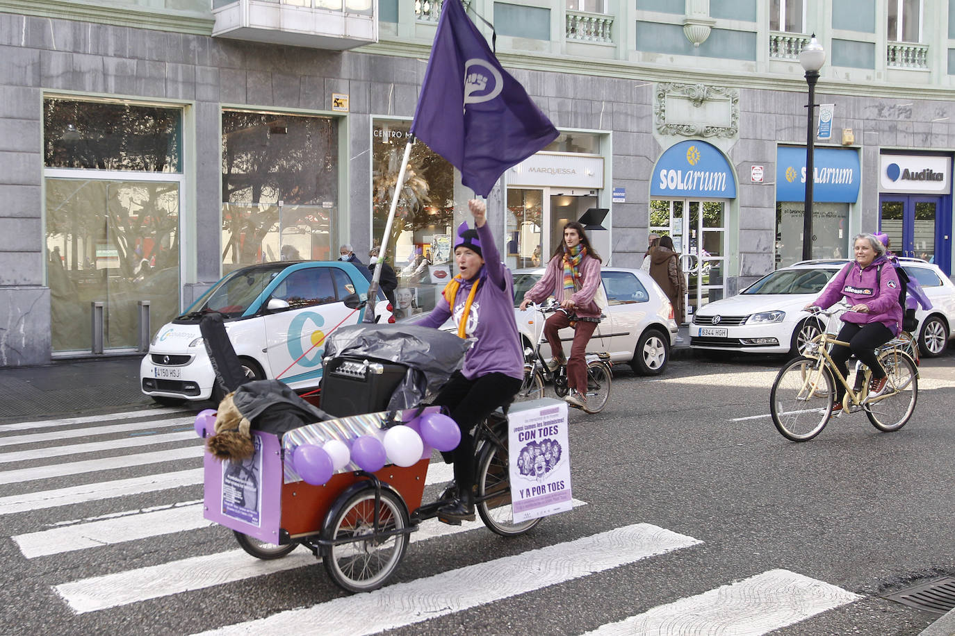 Subidas en sus bicicletas, las feministas de Gijón han recorrido las calles de la ciudad a tres días del 8-M