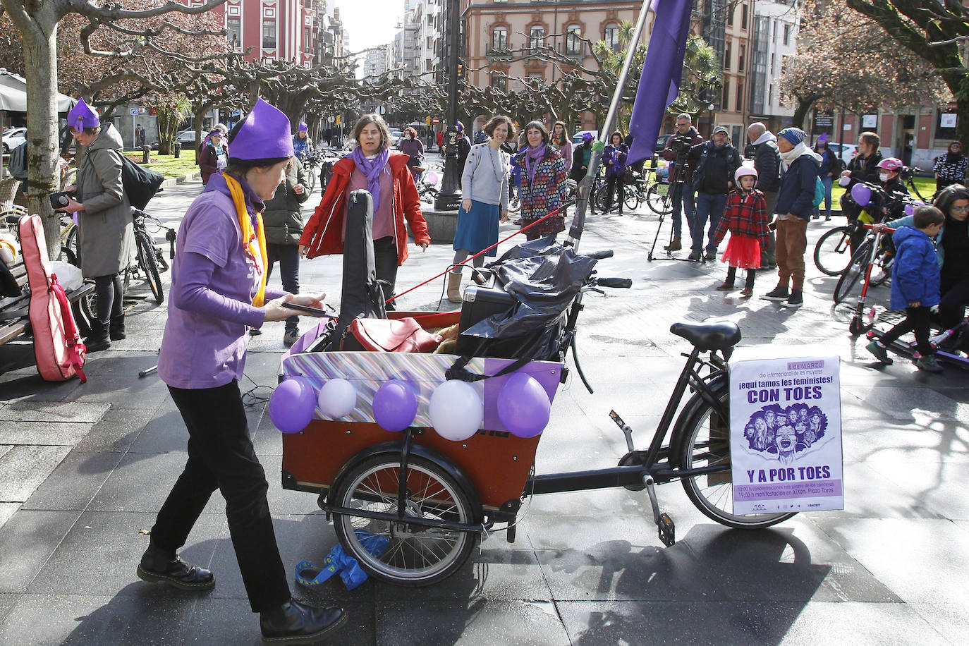 Subidas en sus bicicletas, las feministas de Gijón han recorrido las calles de la ciudad a tres días del 8-M