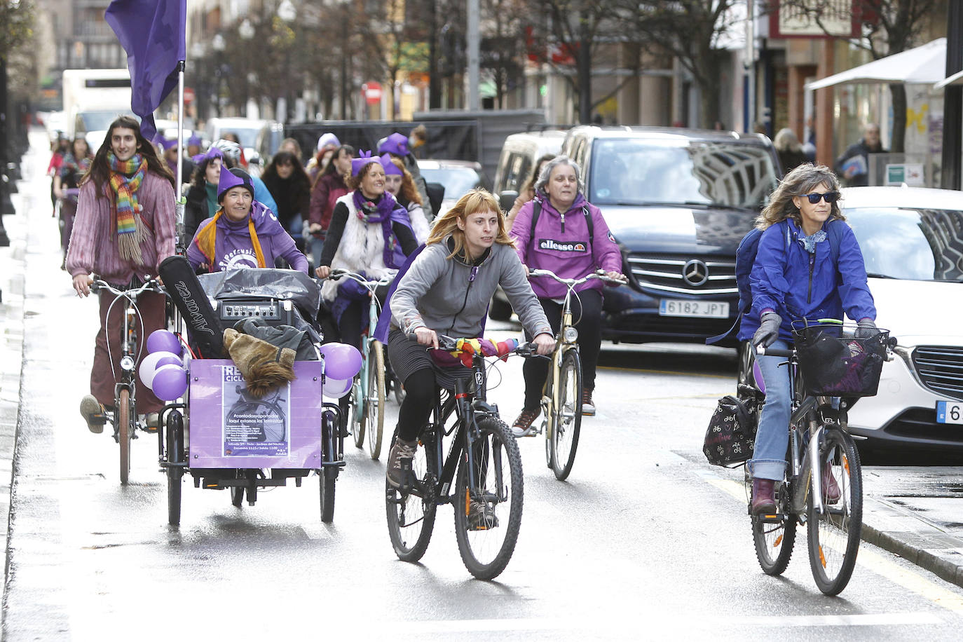 Subidas en sus bicicletas, las feministas de Gijón han recorrido las calles de la ciudad a tres días del 8-M