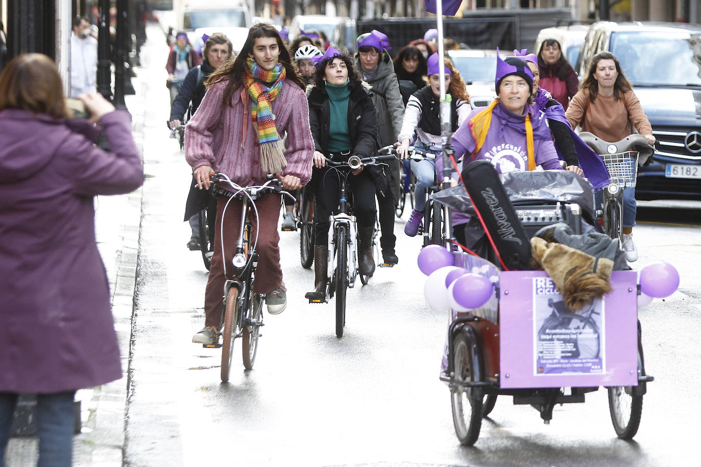 Subidas en sus bicicletas, las feministas de Gijón han recorrido las calles de la ciudad a tres días del 8-M
