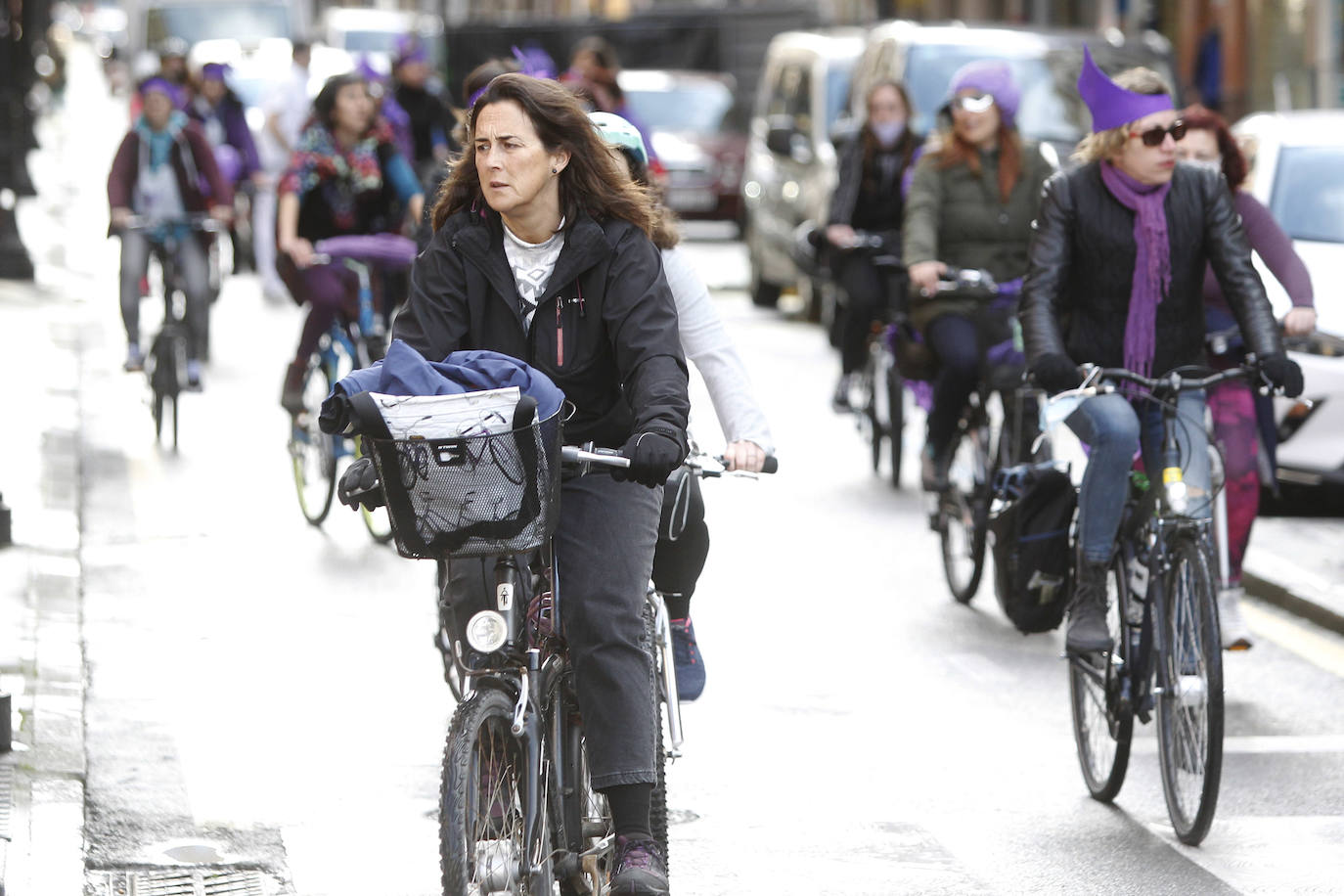 Subidas en sus bicicletas, las feministas de Gijón han recorrido las calles de la ciudad a tres días del 8-M