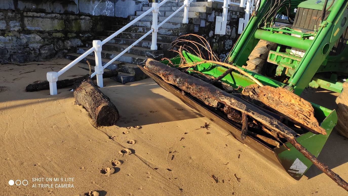 Personal de la Empresa Municipal de Limpieza del Ayuntamiento de Gijón (Emulsa) ha retirado un total de 4.600 kilos de madera acumulada en la playa gijonesa que acumuló «gran cantidad de ramas y troncos» que fueron arrastrados por el río Piles hasta el arenal a causa del temporal de los últimos días. 