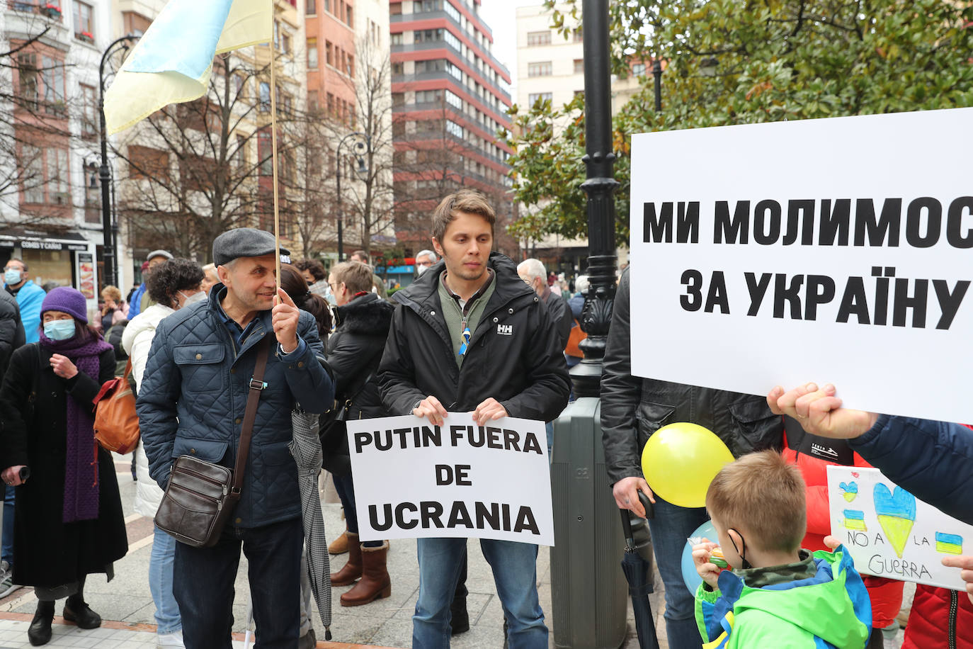 Más de 250 personas se han manifestado este domingo en Gijón para mostrar su apoyo al pueblo ucraniano y su repulsa contra la guerra comenzada por Rusia. Entre las pancartas se podían leer proclamas como «Ucrania, estamos contigo», «Putin, fuera de Ucrania» o «Madres de todos los países contra la guerra». 