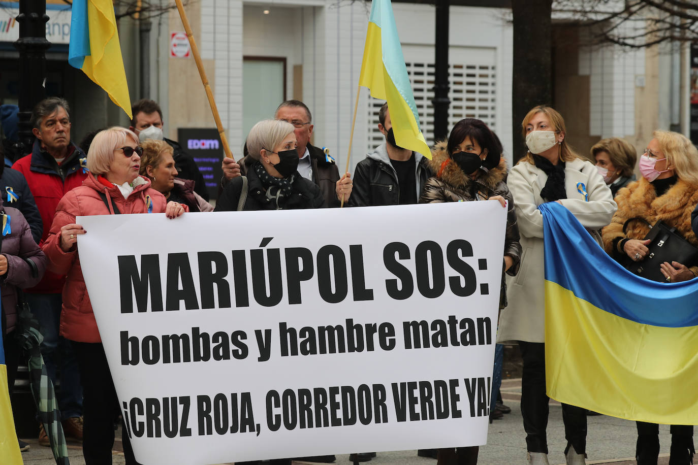 Más de 250 personas se han manifestado este domingo en Gijón para mostrar su apoyo al pueblo ucraniano y su repulsa contra la guerra comenzada por Rusia. Entre las pancartas se podían leer proclamas como «Ucrania, estamos contigo», «Putin, fuera de Ucrania» o «Madres de todos los países contra la guerra». 