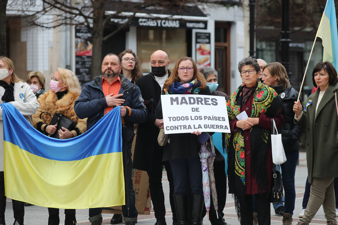 Más de 250 personas se han manifestado este domingo en Gijón para mostrar su apoyo al pueblo ucraniano y su repulsa contra la guerra comenzada por Rusia. Entre las pancartas se podían leer proclamas como «Ucrania, estamos contigo», «Putin, fuera de Ucrania» o «Madres de todos los países contra la guerra». 