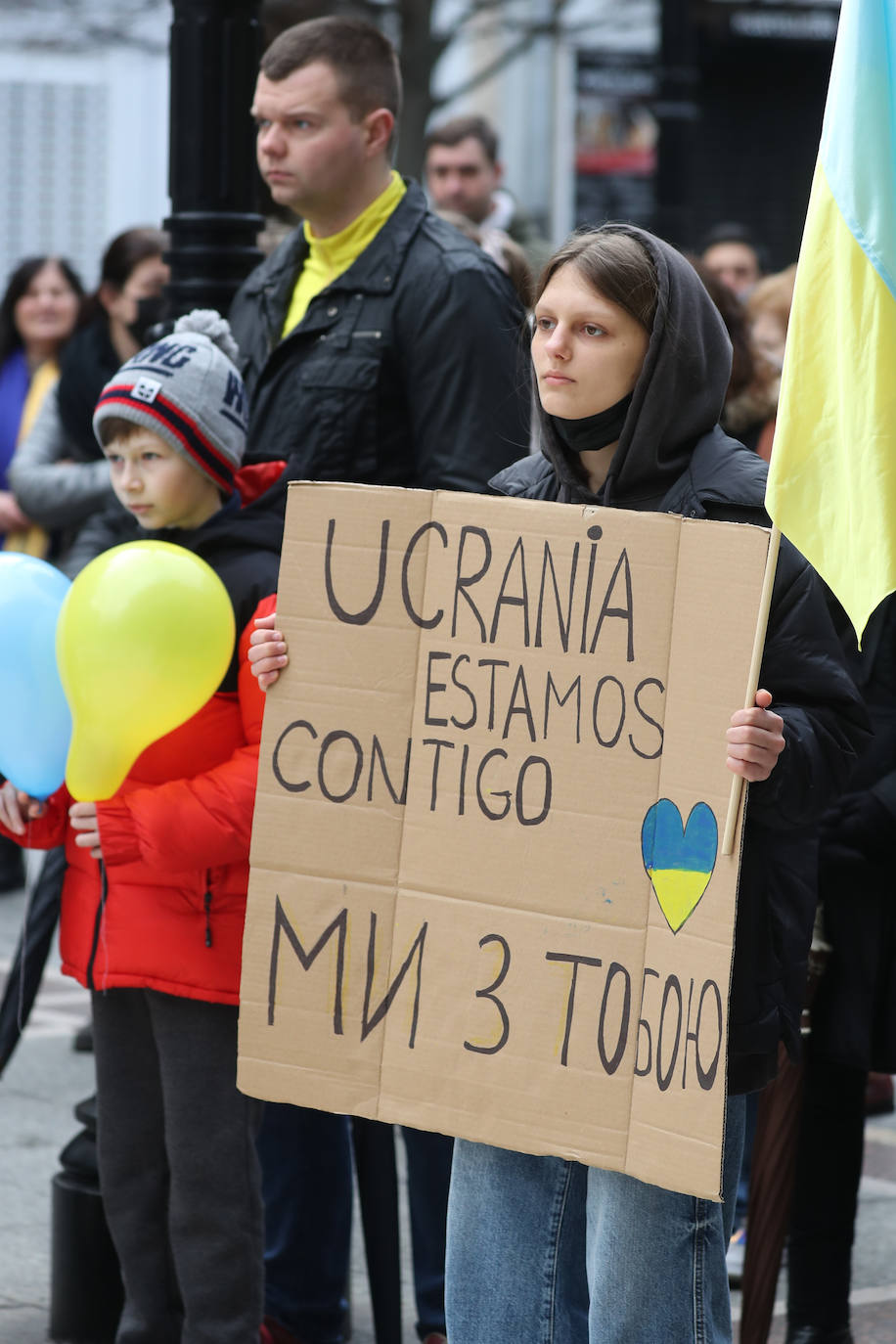 Más de 250 personas se han manifestado este domingo en Gijón para mostrar su apoyo al pueblo ucraniano y su repulsa contra la guerra comenzada por Rusia. Entre las pancartas se podían leer proclamas como «Ucrania, estamos contigo», «Putin, fuera de Ucrania» o «Madres de todos los países contra la guerra». 