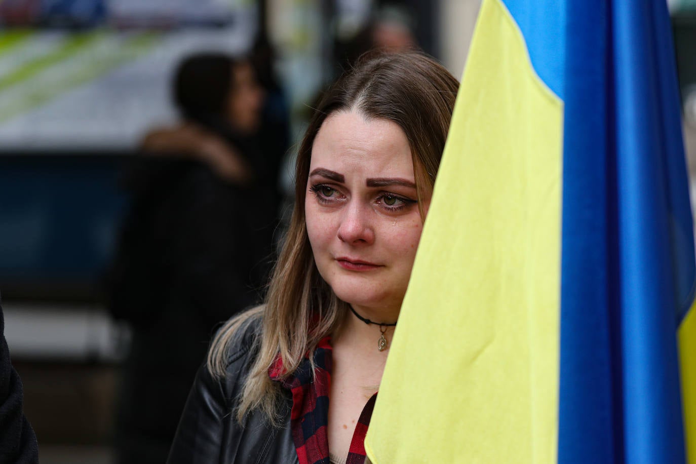 Más de 250 personas se han manifestado este domingo en Gijón para mostrar su apoyo al pueblo ucraniano y su repulsa contra la guerra comenzada por Rusia. Entre las pancartas se podían leer proclamas como «Ucrania, estamos contigo», «Putin, fuera de Ucrania» o «Madres de todos los países contra la guerra». 