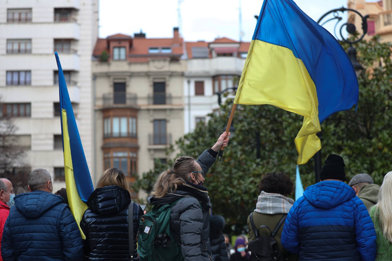 Más de 250 personas se han manifestado este domingo en Gijón para mostrar su apoyo al pueblo ucraniano y su repulsa contra la guerra comenzada por Rusia. Entre las pancartas se podían leer proclamas como «Ucrania, estamos contigo», «Putin, fuera de Ucrania» o «Madres de todos los países contra la guerra». 