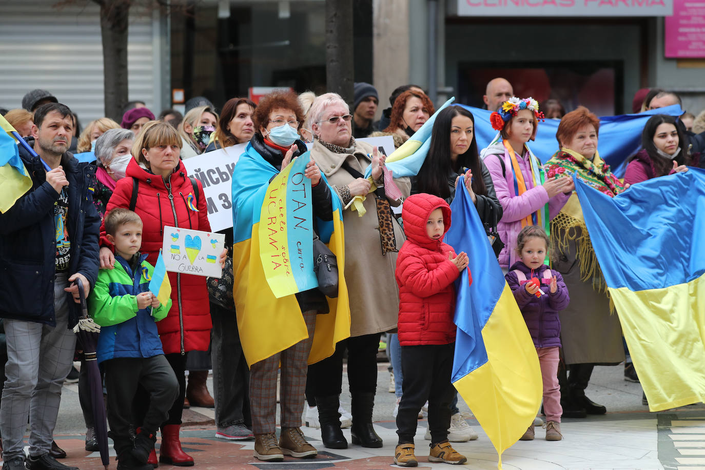 Más de 250 personas se han manifestado este domingo en Gijón para mostrar su apoyo al pueblo ucraniano y su repulsa contra la guerra comenzada por Rusia. Entre las pancartas se podían leer proclamas como «Ucrania, estamos contigo», «Putin, fuera de Ucrania» o «Madres de todos los países contra la guerra». 