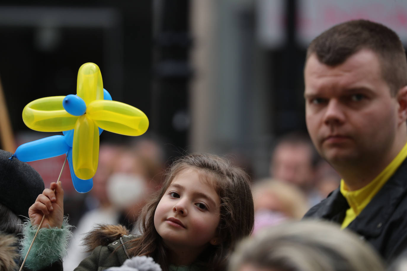 Más de 250 personas se han manifestado este domingo en Gijón para mostrar su apoyo al pueblo ucraniano y su repulsa contra la guerra comenzada por Rusia. Entre las pancartas se podían leer proclamas como «Ucrania, estamos contigo», «Putin, fuera de Ucrania» o «Madres de todos los países contra la guerra». 