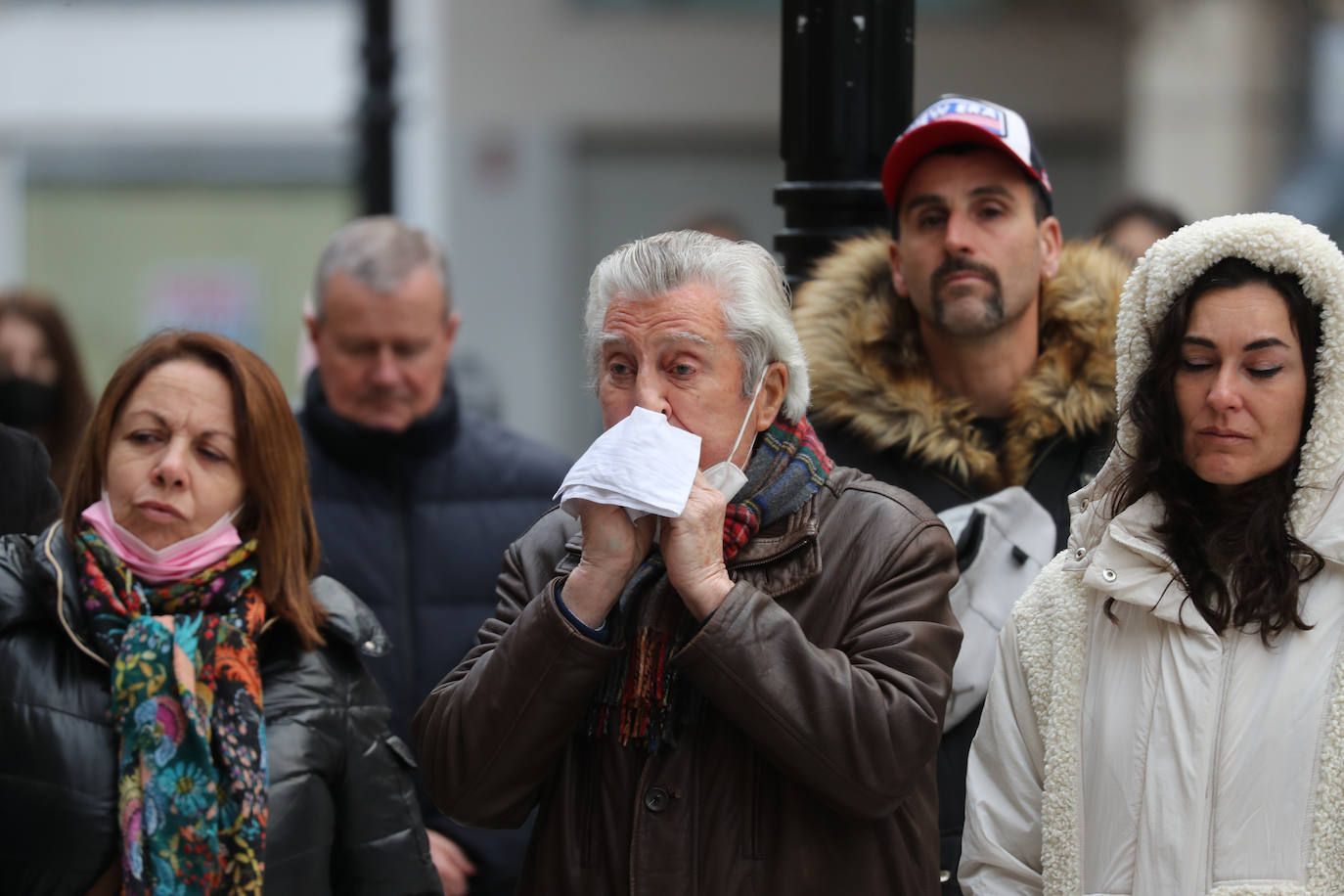 Más de 250 personas se han manifestado este domingo en Gijón para mostrar su apoyo al pueblo ucraniano y su repulsa contra la guerra comenzada por Rusia. Entre las pancartas se podían leer proclamas como «Ucrania, estamos contigo», «Putin, fuera de Ucrania» o «Madres de todos los países contra la guerra». 