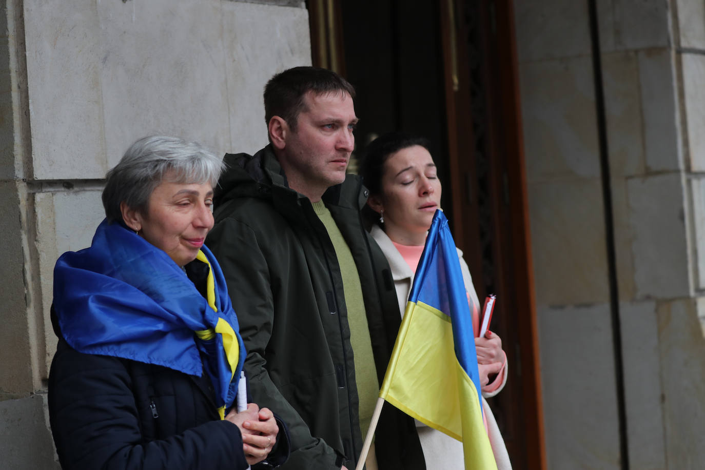 Más de 250 personas se han manifestado este domingo en Gijón para mostrar su apoyo al pueblo ucraniano y su repulsa contra la guerra comenzada por Rusia. Entre las pancartas se podían leer proclamas como «Ucrania, estamos contigo», «Putin, fuera de Ucrania» o «Madres de todos los países contra la guerra». 