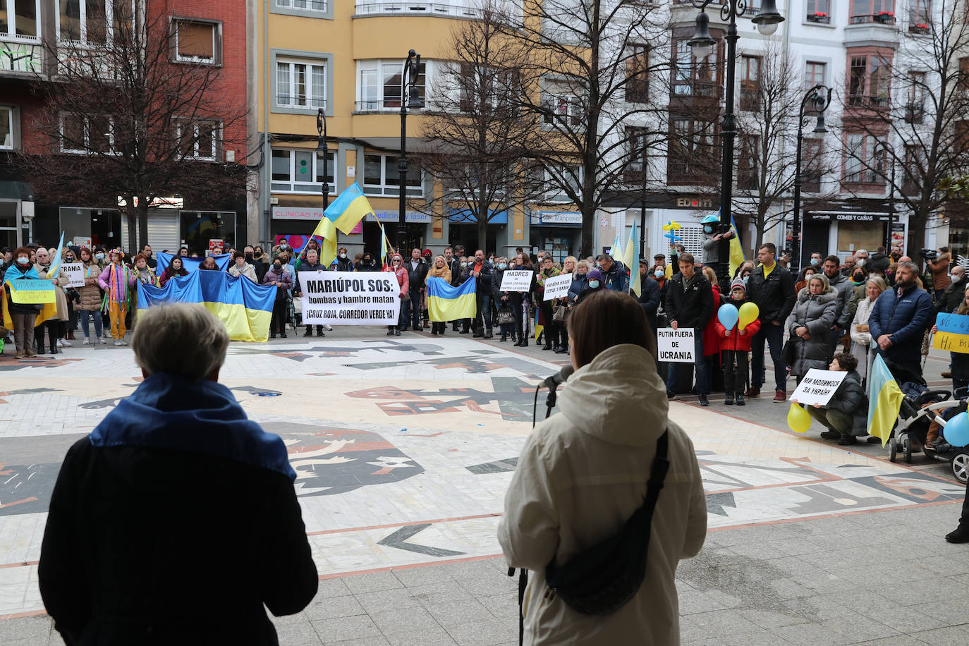 Más de 250 personas se han manifestado este domingo en Gijón para mostrar su apoyo al pueblo ucraniano y su repulsa contra la guerra comenzada por Rusia. Entre las pancartas se podían leer proclamas como «Ucrania, estamos contigo», «Putin, fuera de Ucrania» o «Madres de todos los países contra la guerra». 