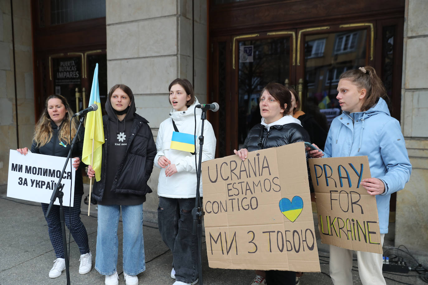 Más de 250 personas se han manifestado este domingo en Gijón para mostrar su apoyo al pueblo ucraniano y su repulsa contra la guerra comenzada por Rusia. Entre las pancartas se podían leer proclamas como «Ucrania, estamos contigo», «Putin, fuera de Ucrania» o «Madres de todos los países contra la guerra». 