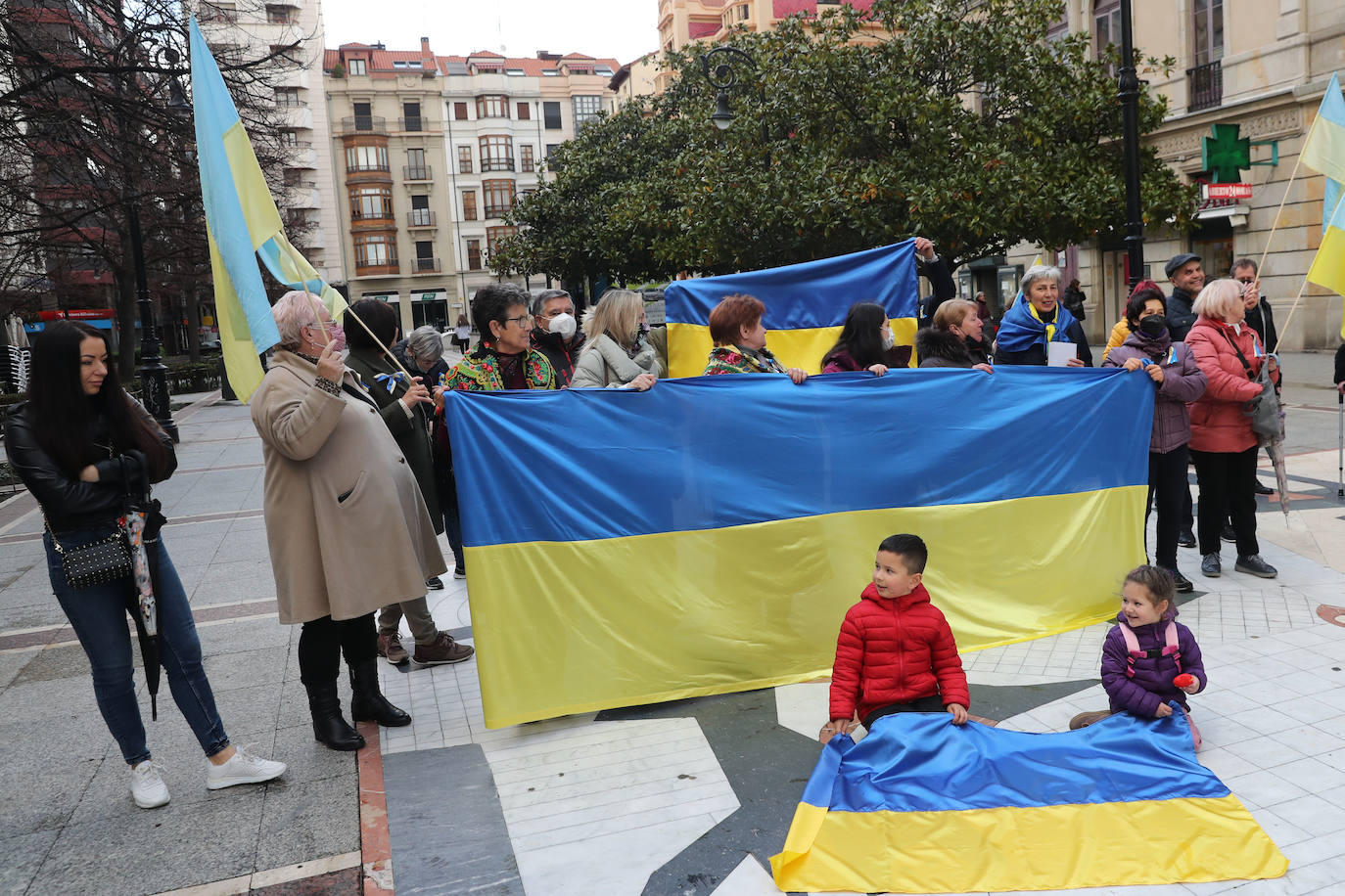 Más de 250 personas se han manifestado este domingo en Gijón para mostrar su apoyo al pueblo ucraniano y su repulsa contra la guerra comenzada por Rusia. Entre las pancartas se podían leer proclamas como «Ucrania, estamos contigo», «Putin, fuera de Ucrania» o «Madres de todos los países contra la guerra». 