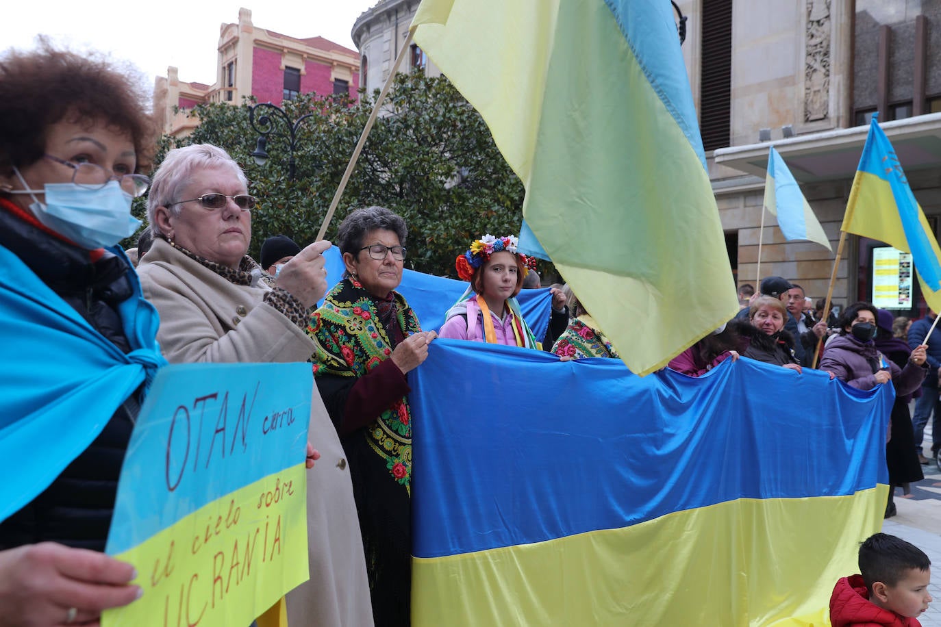 Más de 250 personas se han manifestado este domingo en Gijón para mostrar su apoyo al pueblo ucraniano y su repulsa contra la guerra comenzada por Rusia. Entre las pancartas se podían leer proclamas como «Ucrania, estamos contigo», «Putin, fuera de Ucrania» o «Madres de todos los países contra la guerra». 