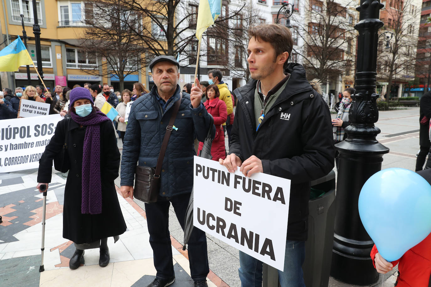 Más de 250 personas se han manifestado este domingo en Gijón para mostrar su apoyo al pueblo ucraniano y su repulsa contra la guerra comenzada por Rusia. Entre las pancartas se podían leer proclamas como «Ucrania, estamos contigo», «Putin, fuera de Ucrania» o «Madres de todos los países contra la guerra». 